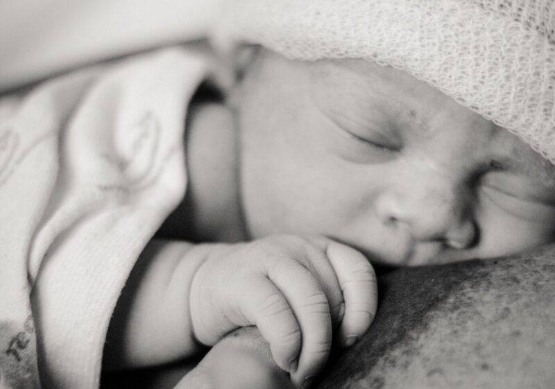 Як молозиво забезпечує новонародженого?